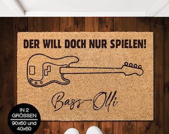 BASSIST – Der will doch nur spielen! Personalisierte Kokos Fußmatte mit Wunschname | Bassistin | Indoor Türmatte | Geschenk Einzug Proberaum