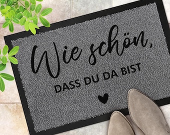 WIE SCHÖN, dass du da bist - Fußmatte personalisierbar | Fußabstreifer mit Spruch und Herz | Indoor und Outdoor Türmatte | Geschenk Einzug