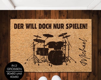 DRUMMER – Der will doch nur spielen! Personalisierte Kokos Fußmatte mit Wunschname | Indoor Türmatte| Geschenk Einzug Proberaum