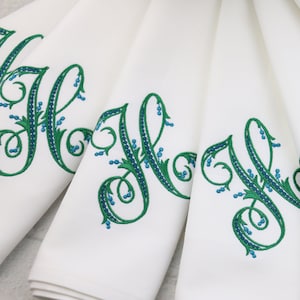 Monogrammed Napkin / Personalized Napkin / Dinner Napkins/ Women&#39;s Gift / Wedding Gift / Font 25