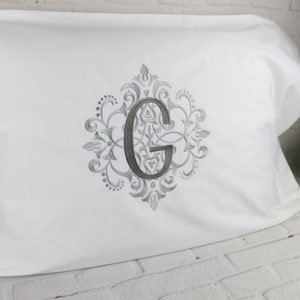 Set of 2 Monogram Pillowcases 100% Cotton / Monogrammed Pillow / Wedding gift / Personalized Pillow cases / Bridal Shower Gift