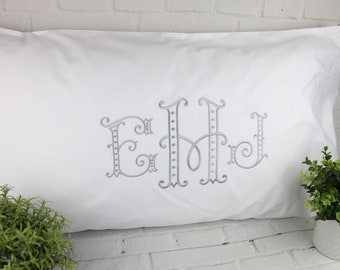 Set of 2 Monogrammed Pillowcases / 100% Cotton / Wedding gift / Personalized Pillow / Bridal Shower Gift / Embroidered pillow