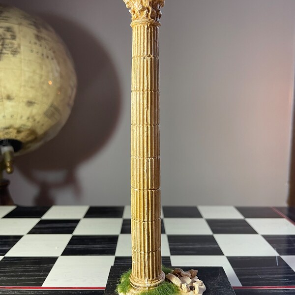 Diorama di colonna corinzia replica del greco antico