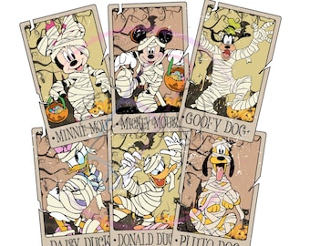 Könnte beinhalten: Halloween-Grafik mit sechs Disney-Figuren als Mumien. Minnie, Mickey, Goofy, Daisy, Donald und Pluto sind auf Karten im Vintage-Stil abgebildet, jede mit einem Kürbis-Korb. Der Text "Ready To Press Transfers" befindet sich unten im Bild.