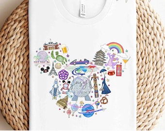 Könnte beinhalten: Ein weißes T-Shirt mit einem bunten Mickey-Maus-Kopfdesign, das verschiedene Disney- und Reise-Icons zeigt, darunter ein Schloss, ein Raumschiff, ein Drache, ein Bierkrug, ein Heißluftballon und ein Brezel. Der Text "READY TO PRESS TRANSFERS" befindet sich am unteren Rand des Bildes.