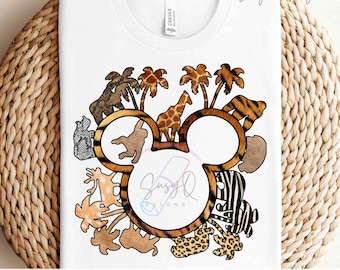 Könnte beinhalten: Ein weißes T-Shirt mit einem transferierbaren Bügelbild, das zum Aufbügeln bereit ist. Das Design zeigt eine Mickey-Maus-Kopf-Silhouette aus Tiermuster, darunter Zebra, Leopard, Tiger und Giraffe. Das Design ist von Palmen und anderen Dschungeltieren umgeben.