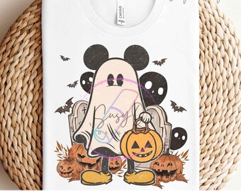Könnte beinhalten: Weißes T-Shirt mit einem Halloween-Motiv. Das Design zeigt einen Geist mit Mickey Mouse-Ohren, der einen Kürbis hält, umgeben von Fledermäusen und Kürbissen. Der Text "READY TO PRESS TRANSFERS" befindet sich unten.