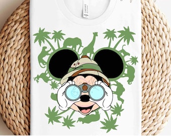 Könnte beinhalten: Ein weißes T-Shirt mit einer grünen Dschungelszene, auf der Mickey Mouse mit einem Safarihut und Fernglas zu sehen ist. Der Text "READY TO PRESS TRANSFERS" befindet sich am unteren Rand des Bildes.