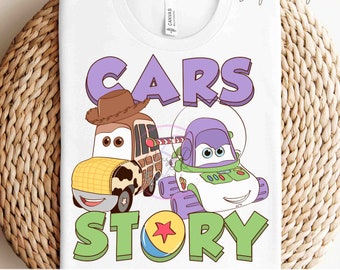 Pode incluir: Uma camiseta branca com um design "CARS" roxo e "STORY" verde. O design apresenta Woody de Toy Story como um carro e Buzz Lightyear como uma nave espacial. A camiseta está pronta para ser prensada.