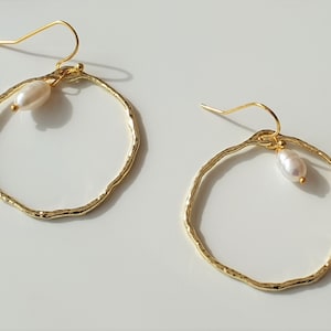 Gold Hammered Circle Earrings, Baroque Pearle Earring, Abstract Textured Circle Earring, Gold Pearl Dangle Drop Earrings, Open Bezel Earring