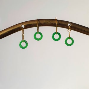 Orecchini a cerchio in giada verde, Huggie Hoops con anello in giada naturale