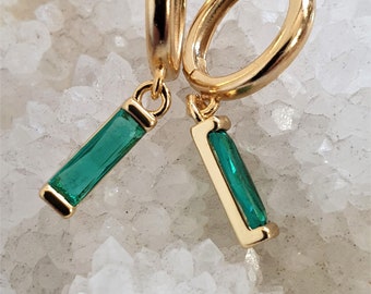Smaragdgroene stokoorbellen, vergulde Huggie-oorbellen, groene rechthoekige hanger