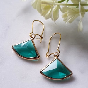 Emerald Green Earrings, Art Deco Earrings, Green Drop Earrings, Faceted Fan Gold Earrings, Gatsby 20&#39;s Earrings