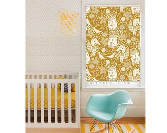 Puede incluir: Una cuna blanca con una sábana estampada en amarillo y blanco, una alfombra rayada en amarillo y blanco, una mecedora azul claro y una ventana con una persiana estampada en amarillo y blanco con casas, pájaros y zorros.