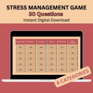 Può includere: Uno schermo di laptop che mostra un gioco di gestione dello stress con 30 domande suddivise in 6 categorie: Strategie di coping, Mindfulness, Ricerca di aiuto, Auto-cura, Salute fisica e Gestione del tempo. Ogni categoria ha un valore di punti di 100, 200, 300, 400 e 500.