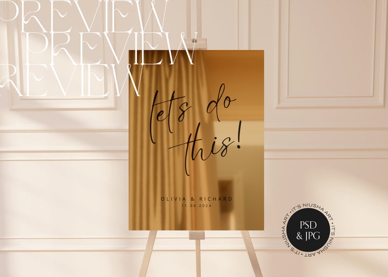 Puede incluir: Un letrero de boda dorado sobre un caballete, con la frase "Let's do this!" en elegante escritura negra. Tambi&eacute;n se muestran los nombres "Olivia & Richard" y la fecha 11.06.2024. El letrero tiene un fondo similar a una cortina.