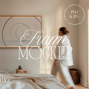 Puede incluir: Una obra de arte enmarcada con un diseño minimalista de círculos negros concéntricos cuelga de una pared clara. El texto "CRAYON ELGURATIVE" es visible. La imagen es una maqueta, con las palabras "Frame MOCKUP" superpuestas. Una persona está borrosa en el fondo.