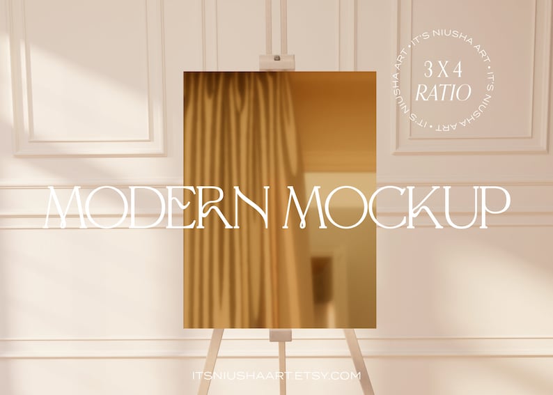 Puede incluir: Una superficie rectangular dorada sobre un caballete de madera, que refleja una cortina y una habitaci&oacute;n. Las palabras "MODERN MOCKUP" se muestran en una fuente elegante, con "3X4 RATIO" y el nombre de la tienda Etsy.