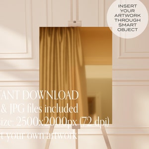 Puede incluir: Un letrero rectangular dorado sobre un caballete de madera, con el texto "INSTANT DOWNLOAD" y otros detalles. El letrero est&aacute; frente a una cortina dorada, con el texto "INSERT YOUR ARTWORK THROUGH SMART OBJECT".