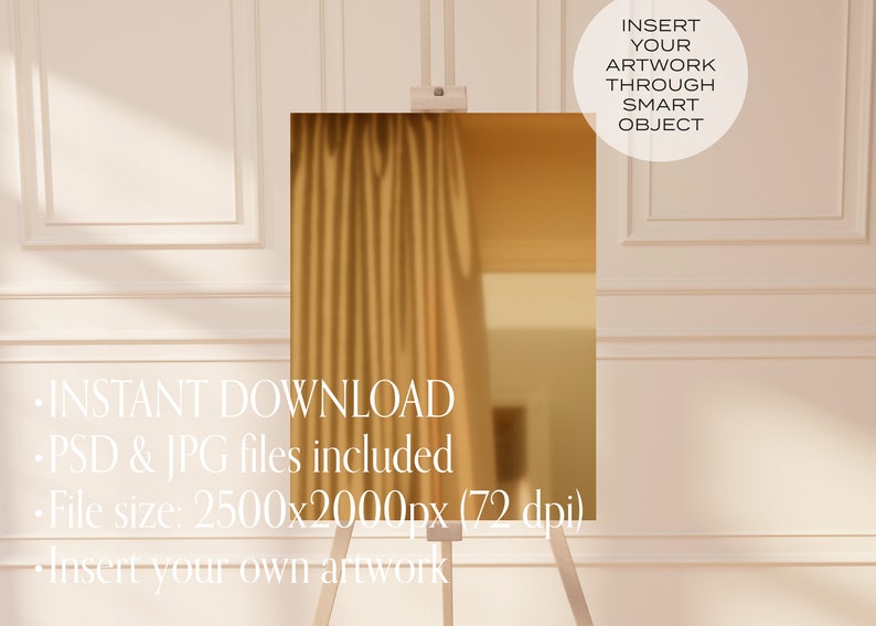 Puede incluir: Un letrero rectangular dorado sobre un caballete de madera, con el texto "INSTANT DOWNLOAD" y otros detalles. El letrero est&aacute; frente a una cortina dorada, con el texto "INSERT YOUR ARTWORK THROUGH SMART OBJECT".