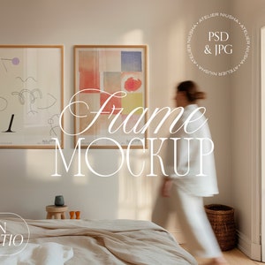 Puede incluir: Dos impresiones artísticas enmarcadas con diseños abstractos cuelgan sobre una cama. Los marcos son de madera de color claro. El texto "Frame MOCKUP" está superpuesto en la imagen. La habitación tiene una paleta de colores neutros.