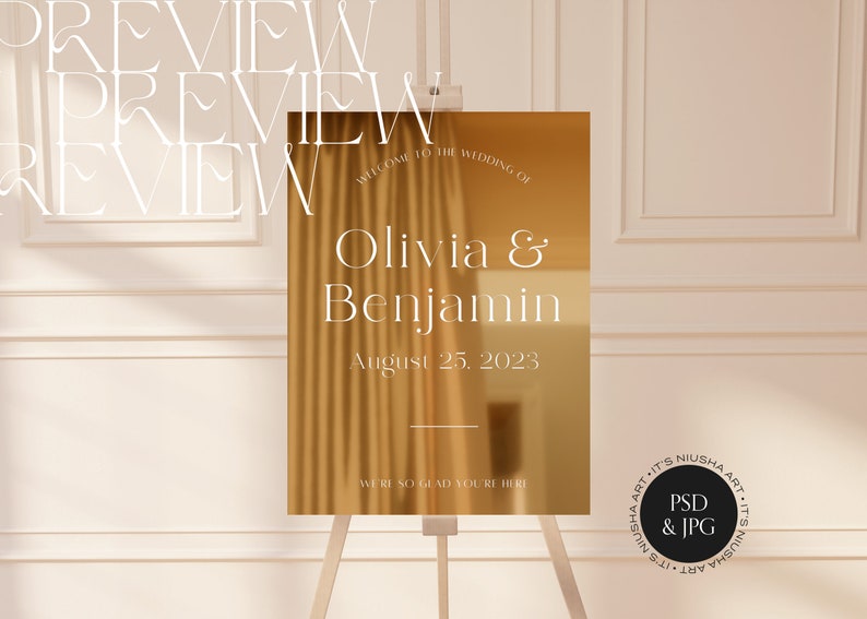Puede incluir: Un letrero de bienvenida de boda en tono dorado sobre un caballete. El letrero muestra los nombres "Olivia & Benjamin" y la fecha "25 de agosto de 2023". Tambi&eacute;n se ve el texto "Bienvenida a la boda de" y "Nos alegra mucho que est&eacute;s aqu&iacute;".