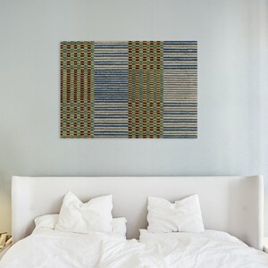 K&ouml;nnte beinhalten: Ein wei&szlig;es Bett mit wei&szlig;en Bettw&auml;sche und zwei wei&szlig;en Kissen. Ein schwarz-wei&szlig;es abstraktes geometrisches Kunstwerk h&auml;ngt &uuml;ber dem Bett.