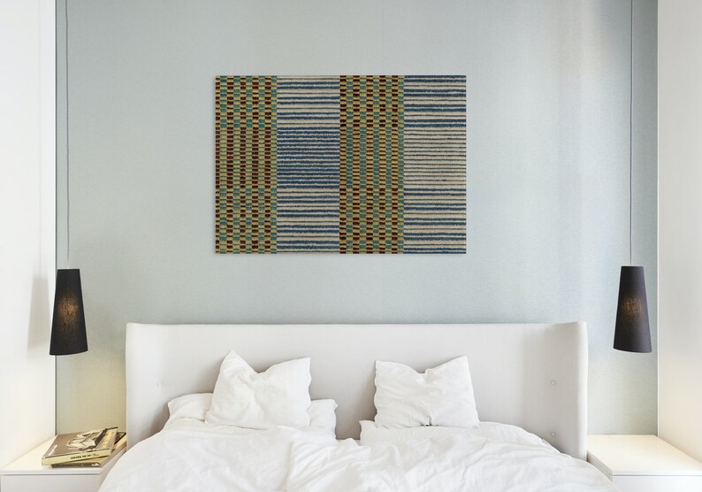 K&ouml;nnte beinhalten: Ein wei&szlig;es Bett mit wei&szlig;en Bettw&auml;sche und zwei wei&szlig;en Kissen. Ein schwarz-wei&szlig;es abstraktes geometrisches Kunstwerk h&auml;ngt &uuml;ber dem Bett.