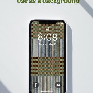 K&ouml;nnte beinhalten: Eine wei&szlig;e Handyh&uuml;lle mit einem schwarzen Telefon darin. Der Telefonbildschirm zeigt einen gemusterten Hintergrund mit der Uhrzeit 8:08 und dem Datum Dienstag, 23. Mai.
