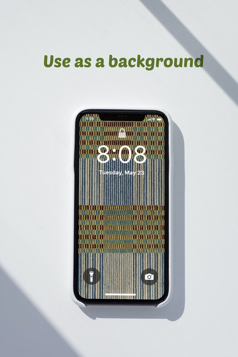 K&ouml;nnte beinhalten: Eine wei&szlig;e Handyh&uuml;lle mit einem schwarzen Telefon darin. Der Telefonbildschirm zeigt einen gemusterten Hintergrund mit der Uhrzeit 8:08 und dem Datum Dienstag, 23. Mai.