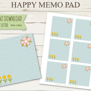 Puede incluir: Bloc de notas imprimible con fondo azul claro y lunares blancos. El bloc de notas presenta una flor rosa y flores amarillas con tallos verdes. El texto "HAPPY MEMO PAD" está en la parte superior de la imagen. El texto "INSTANT DOWNLOAD PDF/LETTER 8cm x 8cm" está en una pancarta en la parte superior izquierda de la imagen.
