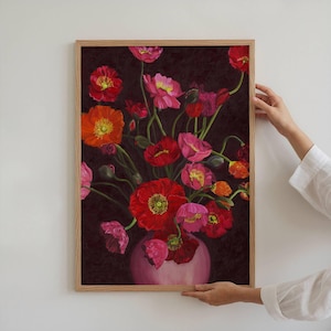 Amapolas islandesas impresas en jarrón rosa: arte floral impactante sobre fondo granate oscuro. Reproducción de pintura al óleo. Disponible en varios tamaños.