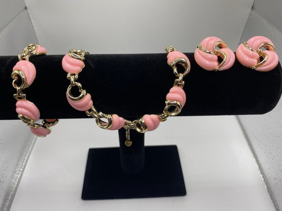 Vintage unsigned 1950s/1960s gold tone and pink t… - image 3