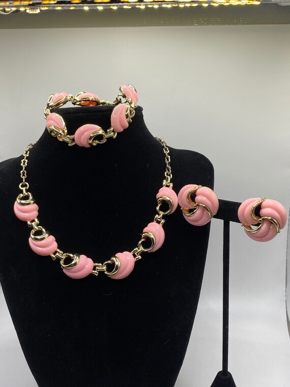 Vintage unsigned 1950s/1960s gold tone and pink t… - image 1