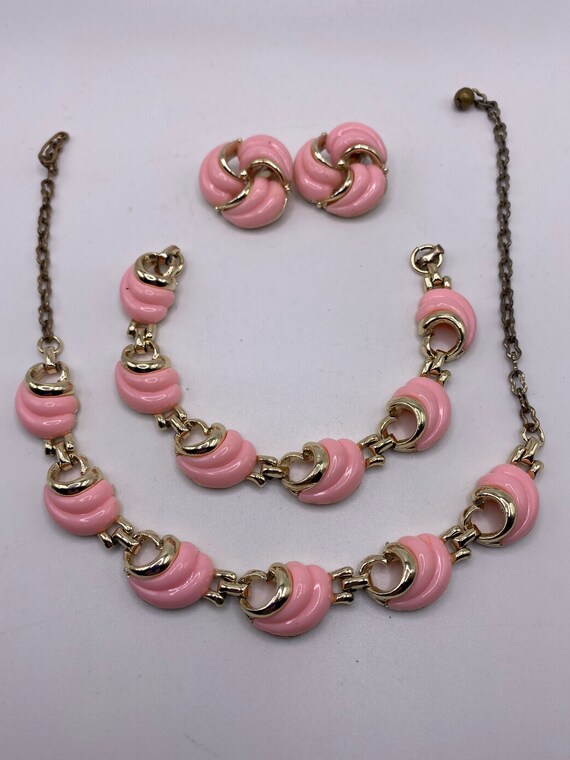 Vintage unsigned 1950s/1960s gold tone and pink t… - image 2