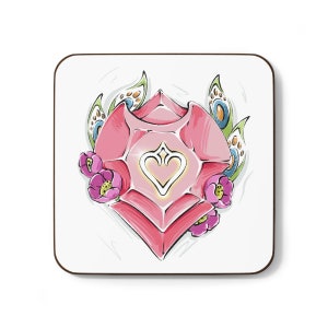 Peut inclure: Un objet rose en forme de cœur, semblable à un joyau, avec un cœur blanc à l'intérieur. L'objet est entouré de motifs floraux verts et bleus.