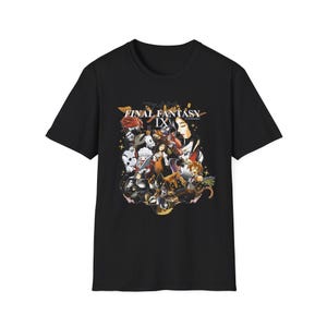 Puede incluir: Camiseta negra con un gráfico de Final Fantasy IX. El diseño presenta varios personajes y el logotipo del juego. La camiseta está hecha de un material suave y tiene cuello redondo.