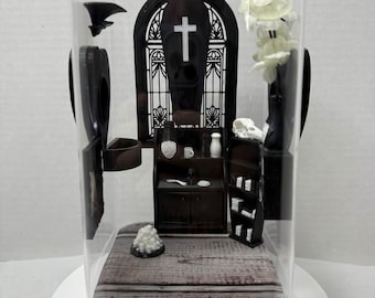 Recinto para aranhas-saltadoras em capela gótica – com esconderijo em forma de caixão, comedouro e abertura personalizada em forma de coração.