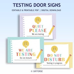 Può includere: Tre cartelli colorati per porte con la scritta "TESTING DOOR SIGNS". Ogni cartello presenta un design a blocco note con una matita gialla e una faccina sorridente. I cartelli recitano "QUIET PLEASE", "WE ARE TESTING" e "DO NOT DISTURB".