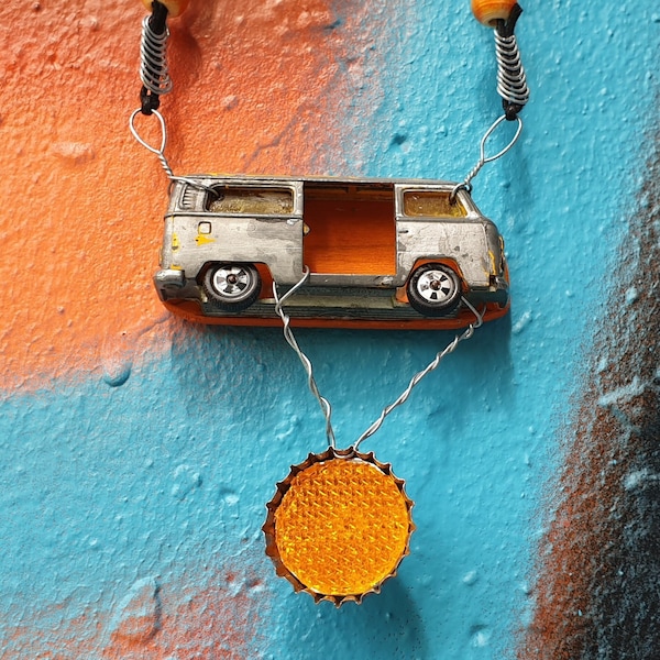 Upcycling Statement Kette "Bulli", Unique, Einzelstück, Spielzeugauto, Reflektoren, Holzperlen und Kronkorken Kreativschmuck für Bulli-Fans