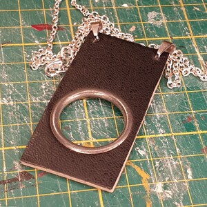 Stylischer schwarzer Upcycling-Anhänger "Leitzring" aus recycelter Pappe, Eyecatcher aus Aktenordner, Unikat