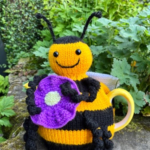 Bee Tea Cosy Knitting Pattern image 2