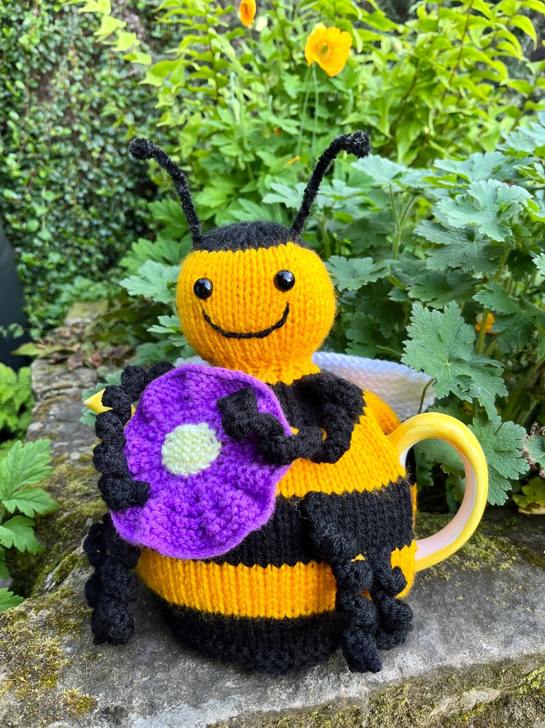 Bee Tea Cosy Knitting Pattern image 2