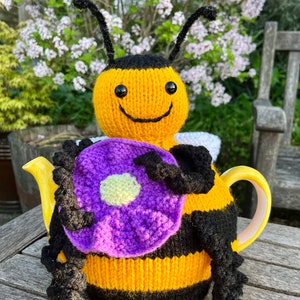 Bee Tea Cosy Knitting Pattern