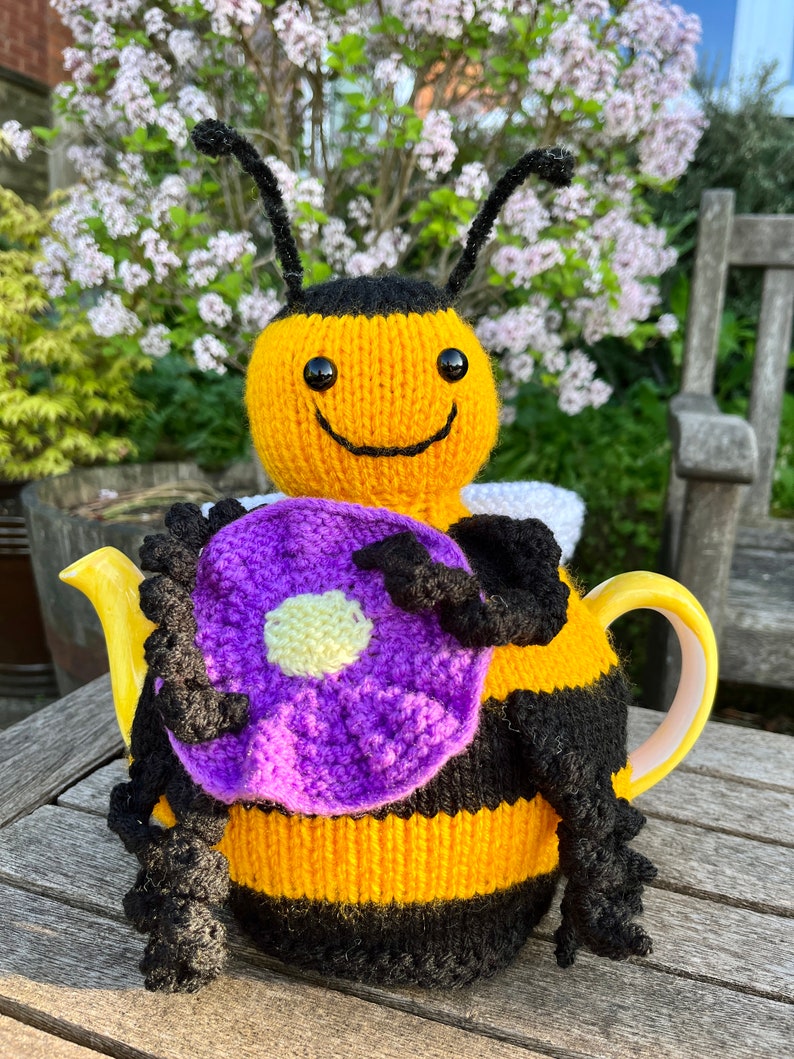 Bee Tea Cosy Knitting Pattern image 1