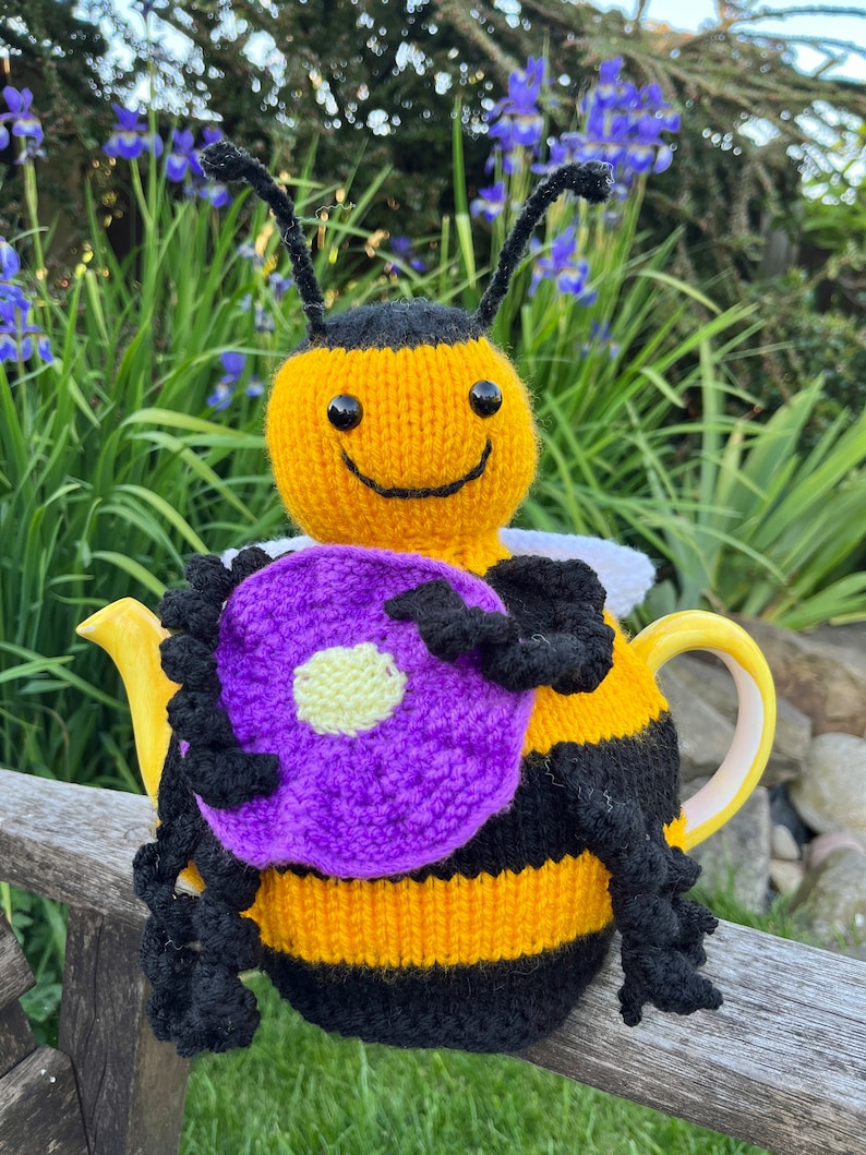 Bee Tea Cosy Knitting Pattern image 3