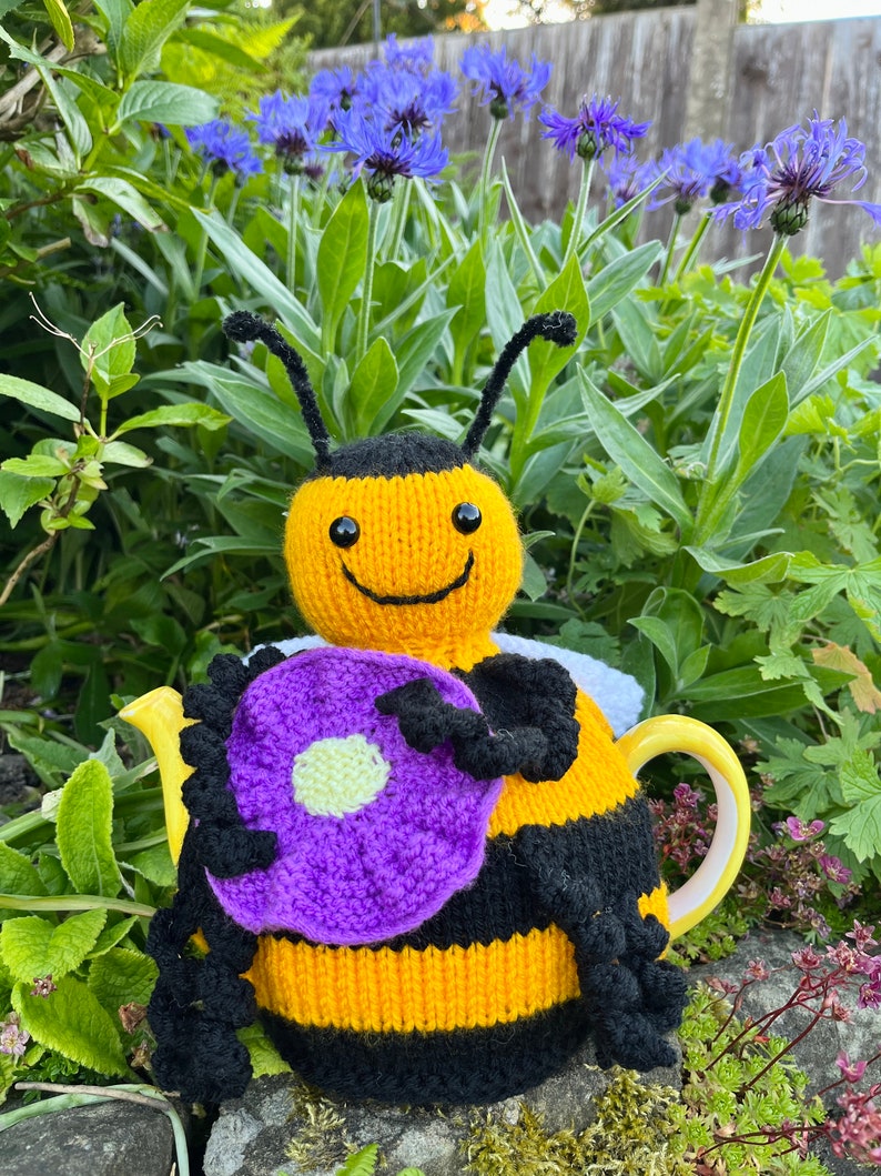 Bee Tea Cosy Knitting Pattern image 4