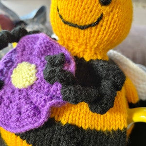 Bee Tea Cosy Knitting Pattern image 6