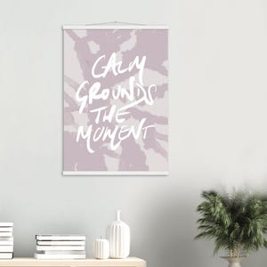 Premium Matte Papier Poster mit Aufhänger | Abstrakter Kunstdruck | Moderne minimalistische Kunst | Kalligraphie Kunst | Mindful Zitat Wandkunst Rosa