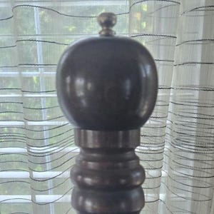 Vintage 43 cm hög handdrejad pepparkvarn i trä